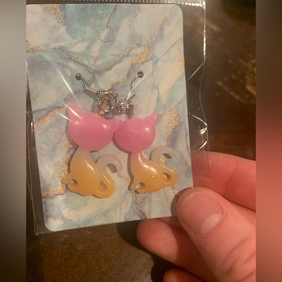 NEW HANDMADE ACRYLIC CAT CHARM EARRINGS - Picture 2 of 3